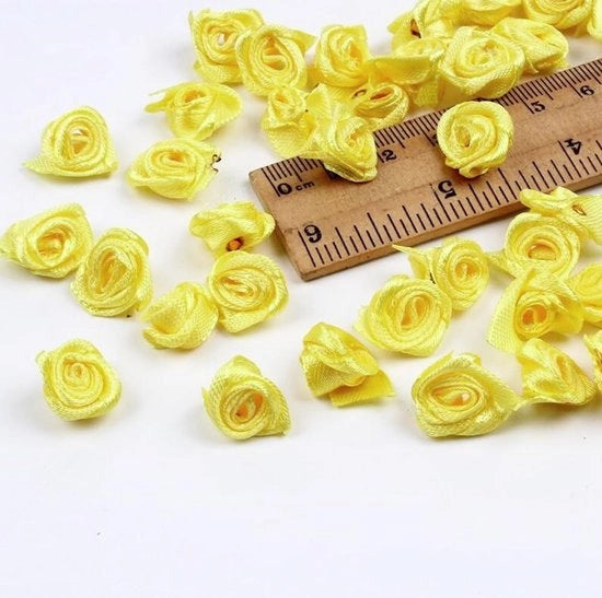 Fiori di plastica decorativi mini - rose - 100 pezzi - con forma elegante - applicazioni di fai da te - fiori di plastica di alta qualità