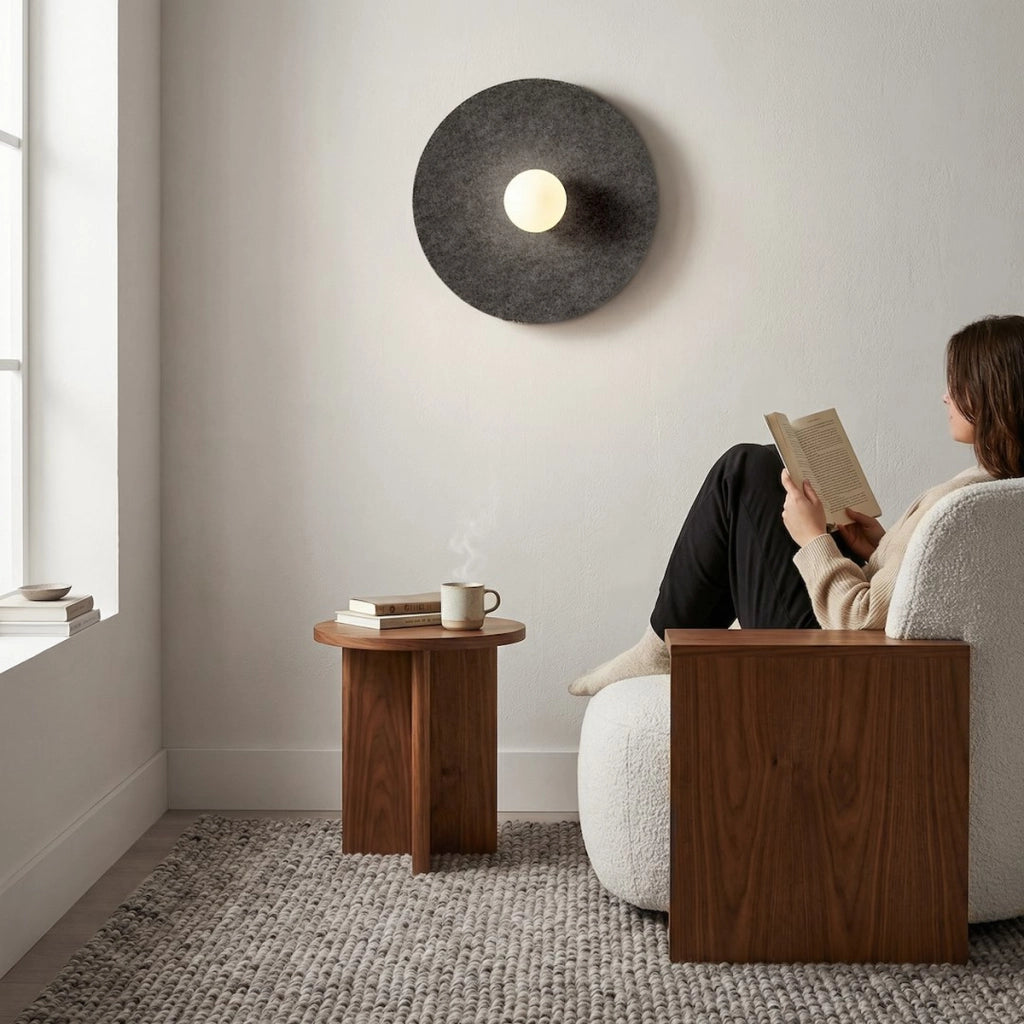 Applique Calma in feltro nero e diffusore bianco