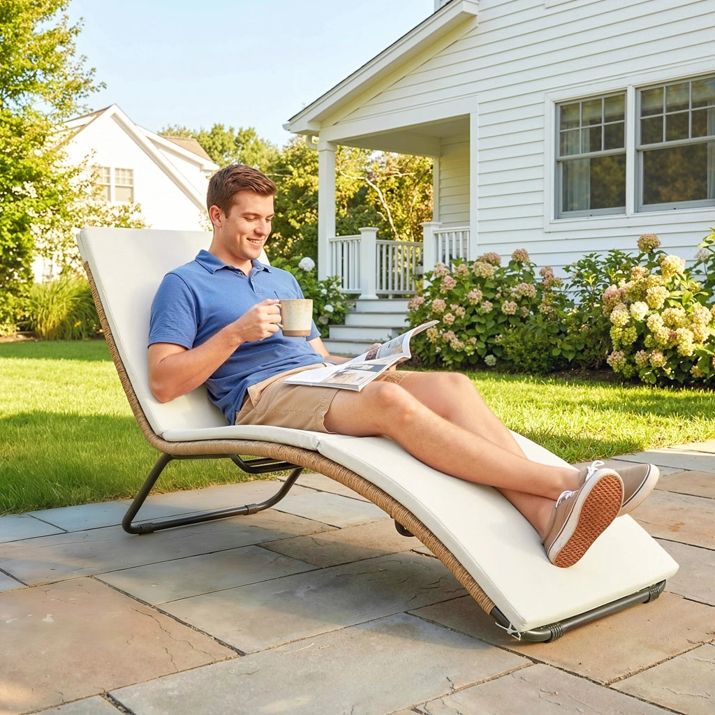 Lettino Sdraio a S da Esterno con Cuscino, in Rattan PE e Acciaio, 175x57x80 cm, Crema
