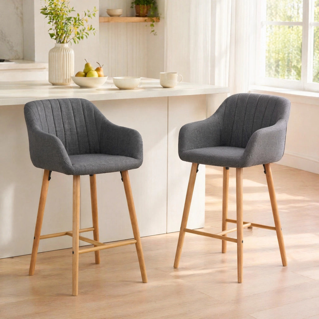 Set di 2 sgabelli da bar con schienale alto e braccioli; seduta in lino grigio; h 75 cm