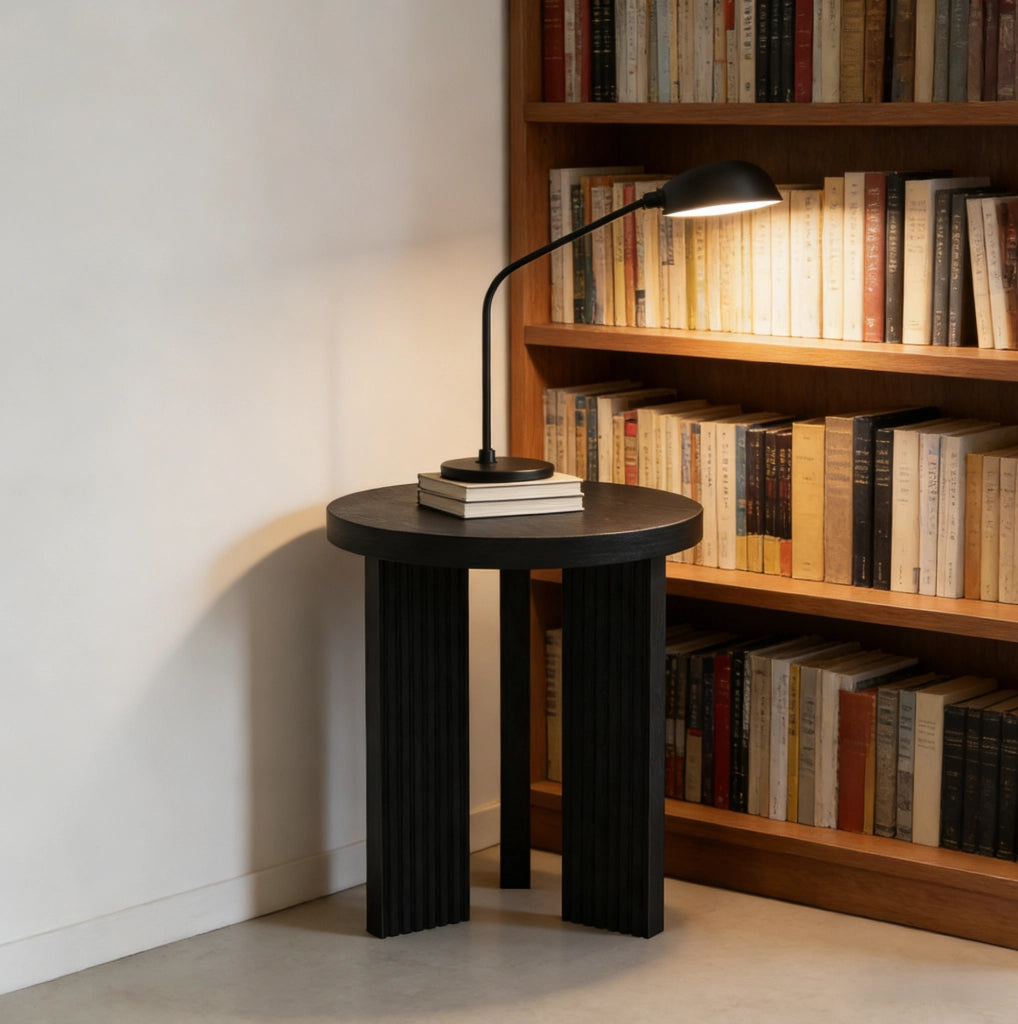 Tavolino rotondo da salotto in MDF nero con struttura a tre gambe, compatto e versatile