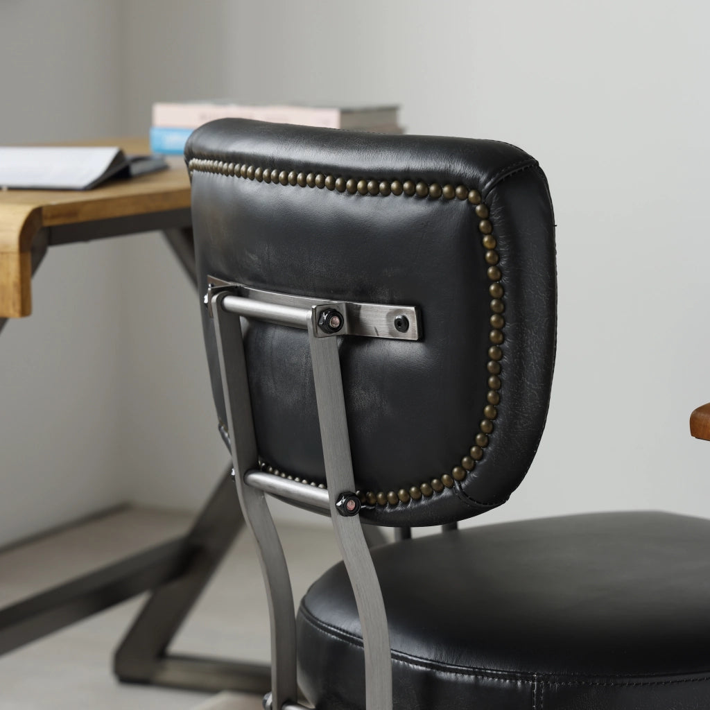 Sedia ufficio ergonomica in pelle nera con ruote girevoli 360° e struttura in metallo