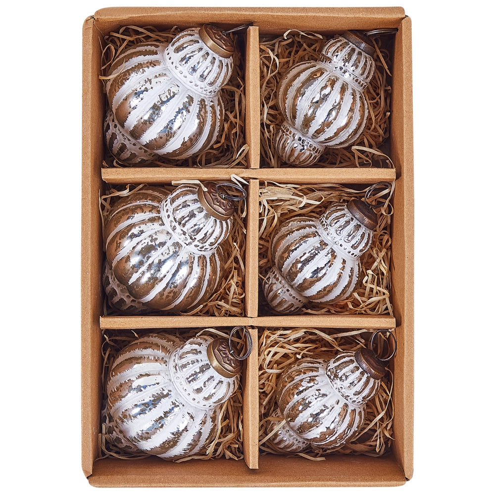 Set di 6 palle di Natale fatte a mano in vetro argentato appese a palline dell'albero di Natale con segni di invecchiamento.