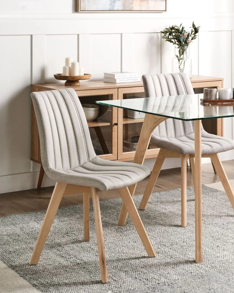 Set di 2 Sedie da Pranzo Tessuto grigio chiaro e Gambe in Legno Imbottitura verticale Schienale curvo