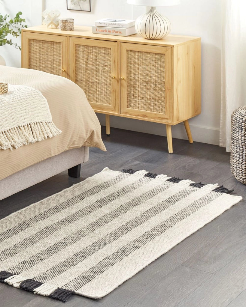 Tappeto in lana bianco sporco nero 80 x 150 cm fatto a mano con nappe moderne