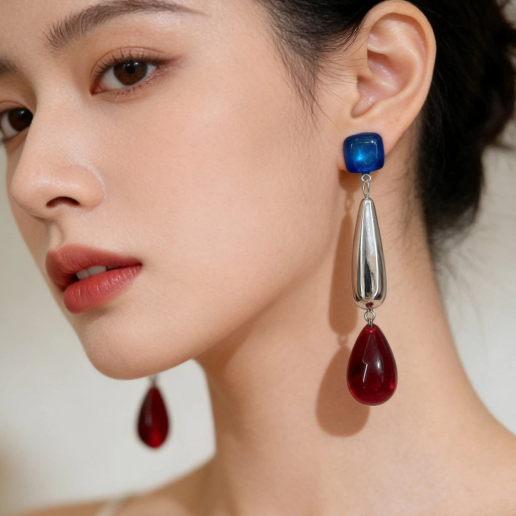 Orecchini a lobo lunghi a goccia con blocchi di colore blu e rosso, dal design elegante, unici e sofisticati, perfetti per le carnagioni chiare.