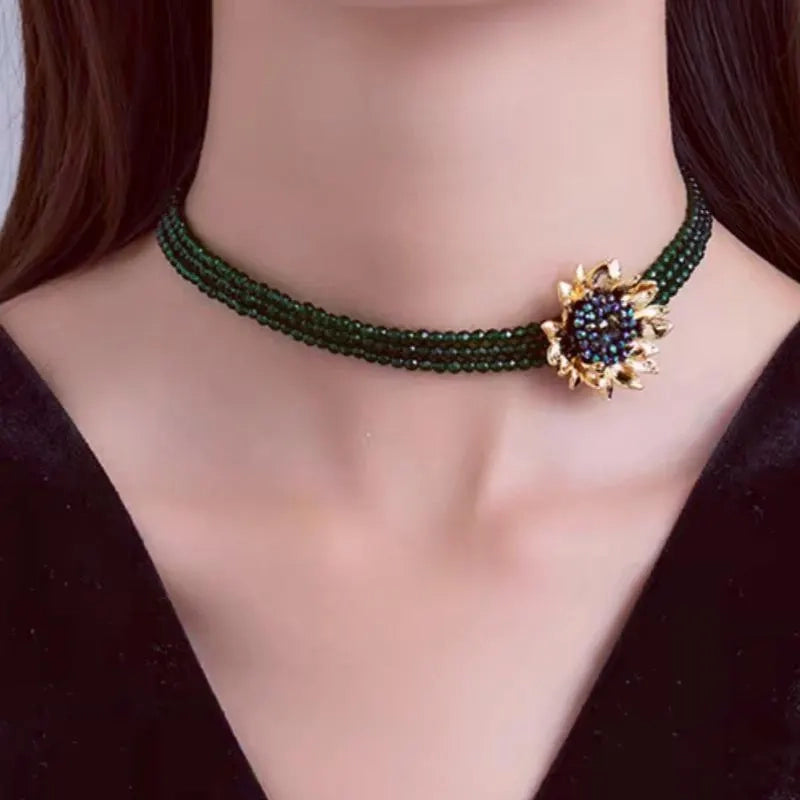 Collana fatta a mano con perline di cristallo verde scuro, regalo di Natale o di compleanno.