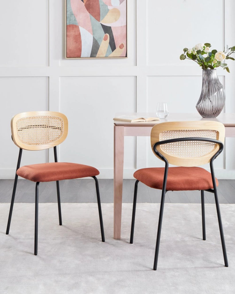 Set di 2 sedie da pranzo Rivestimento in poliestere arancione Schienale in rattan naturale a treccia viennese Gambe in metallo nero Sgabelli senza braccioli