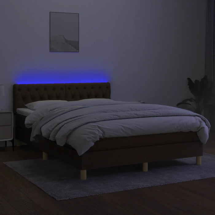 Letto a Molle Materasso e LED MarroneScuro 140x190cm in Tessuto 3133952