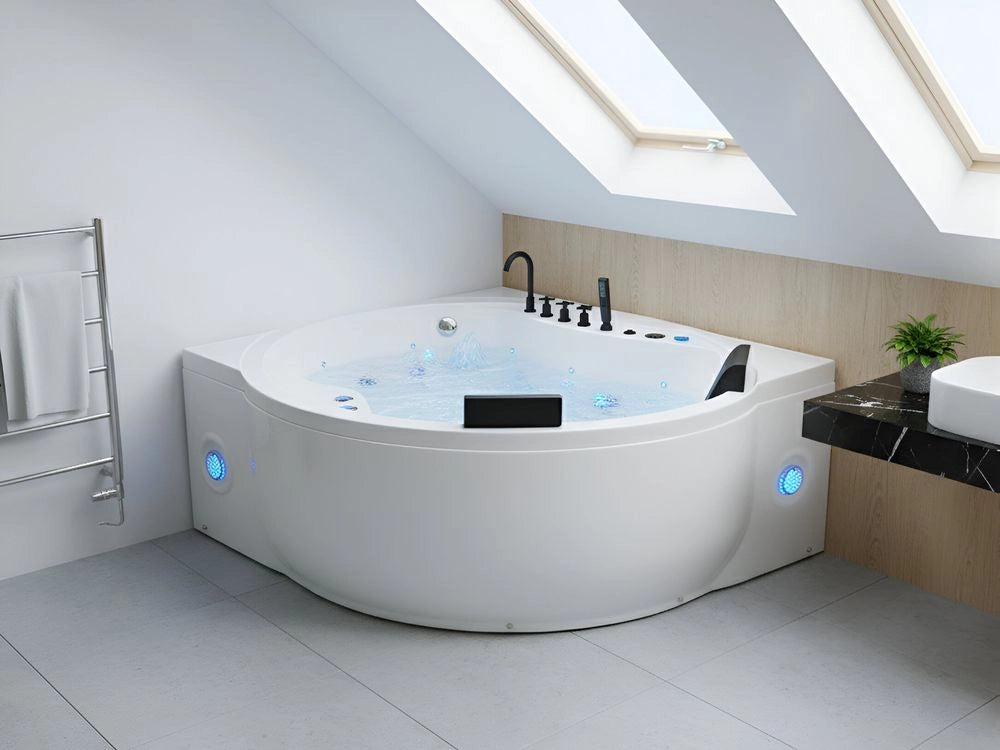 Vasca idromassaggio angolare in acrilico bianco 2250 x 1600 mm con luci LED altoparlanti Bluetooth porta USB getti massaggianti e poggiatesta