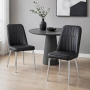 Sedia da pranzo nera in ecopelle con gambe metalliche argento, design moderno e minimale