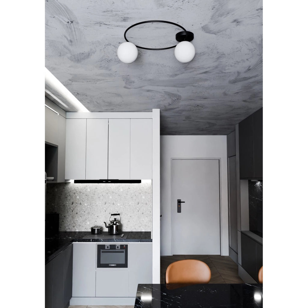 Lampada da soffitto SOPRA con struttura in acciaio nero e sfere in vetro opale