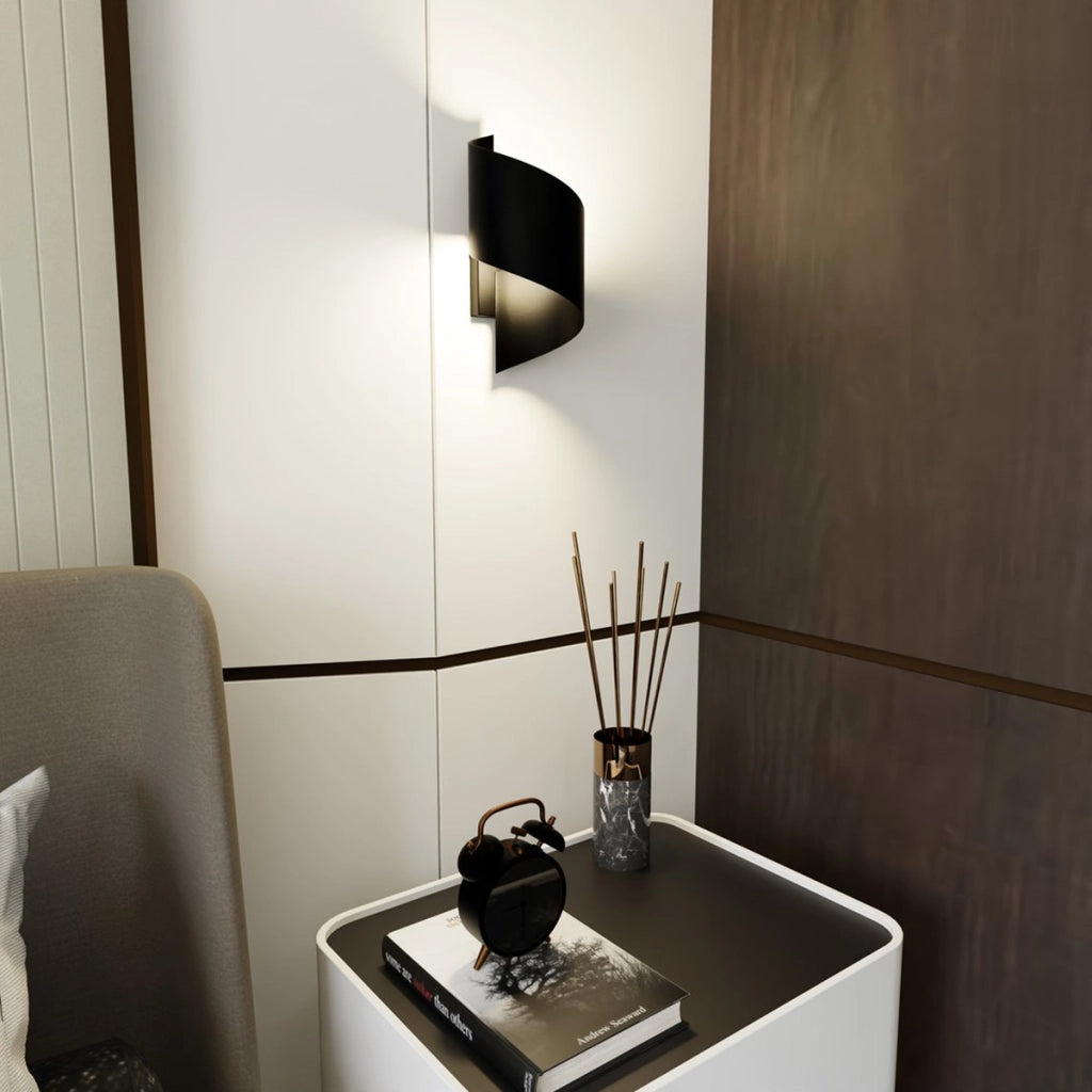 Lampada a parete Spiner in acciaio nero opaco