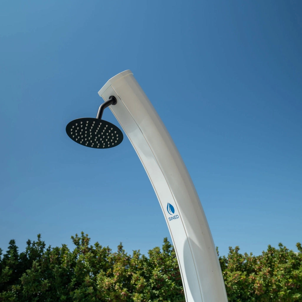 SINED Doccia Solare Bianca In Alluminio Dafne con Soffione Rotondo da 20 cm e Rubinetto Lavapiedi Struttura Curva e Serbatoio da 35 Litri Altezza 226 cm Ideale per Esterni