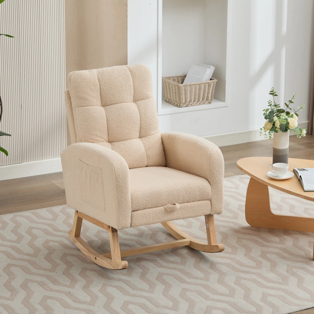 Poltrona a dondolo beige in boucl¨¦ con struttura in legno massello, schienale alto e tasca laterale