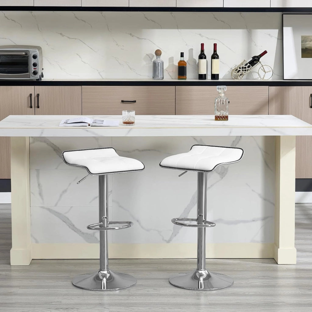 Sgabello da Cucina/Bar, Sedia da Bancone con Poggiapiedi, Altezza Regolabile, Girevole a 360°, Rivestimento in PU, Struttura in Metallo, per Cucina, Soggiorno, Bar, Caffè, Bianco