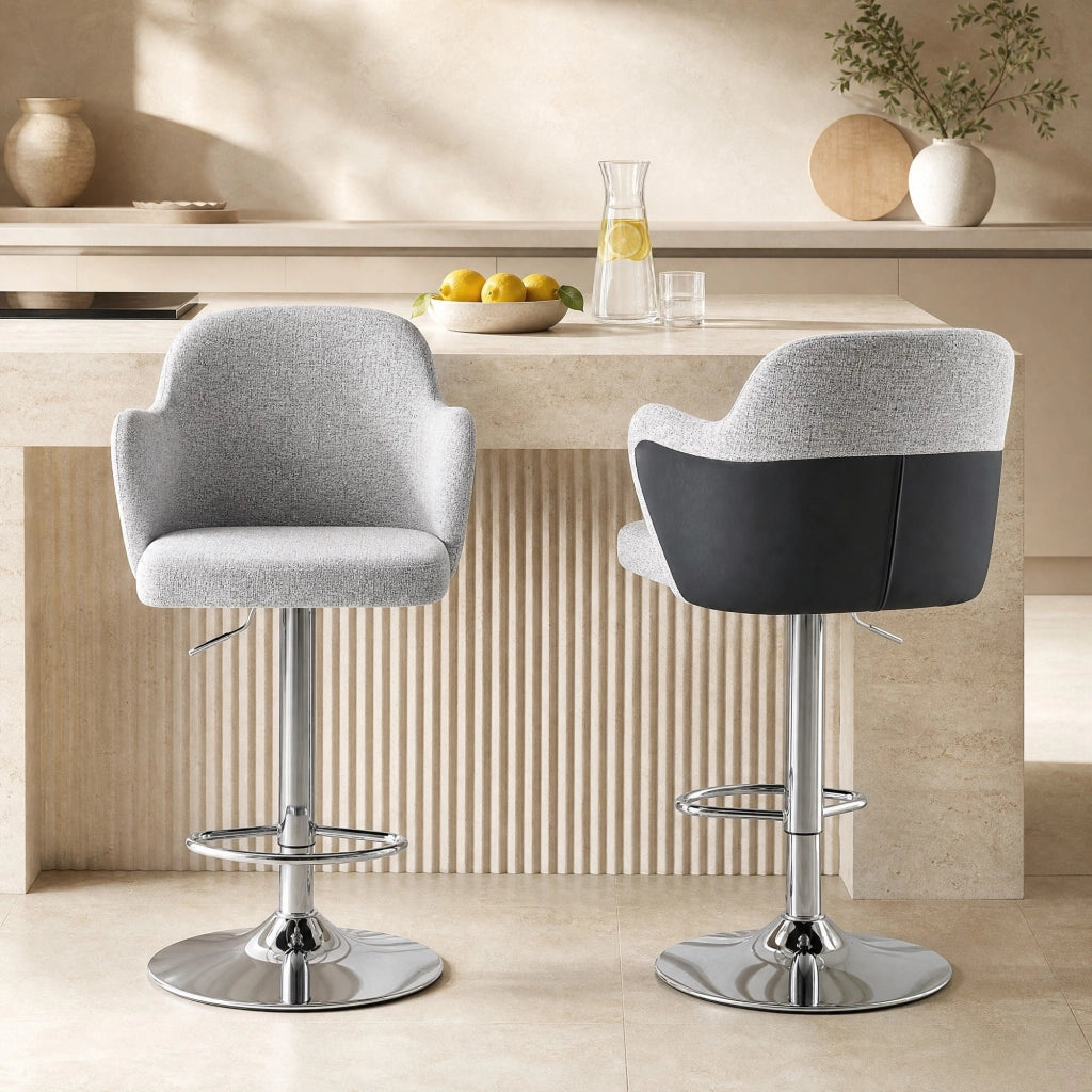 Set di 2 sgabelli bar regolabili girevoli 360° con braccioli, seduta imbottita in tessuto grigio chiaro