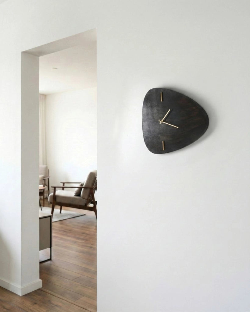 Orologio da parete in legno MDF marrone scuro 56 x 47 cm Forma irregolare con accenti dorati