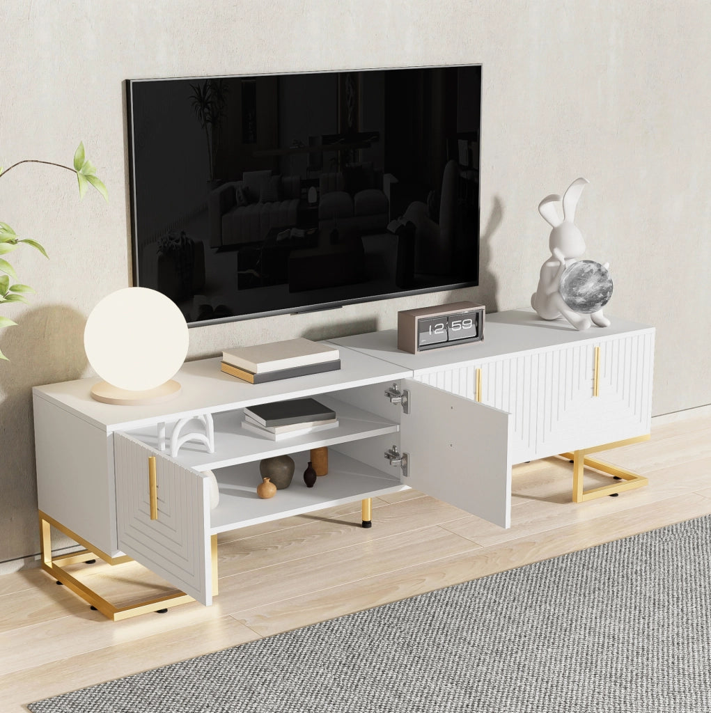 Mobile TV bianco con ante strutturate e dettagli oro