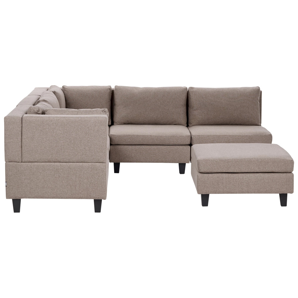 Divano componibile a 5 posti imbottito lato destro in tessuto marrone con gambe nere e pouf stile moderno