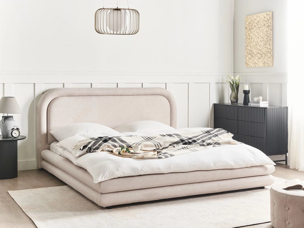 Letto imbottito in tessuto beige chiaro con testiera e giroletto 180 x 200 cm camera da letto elegante