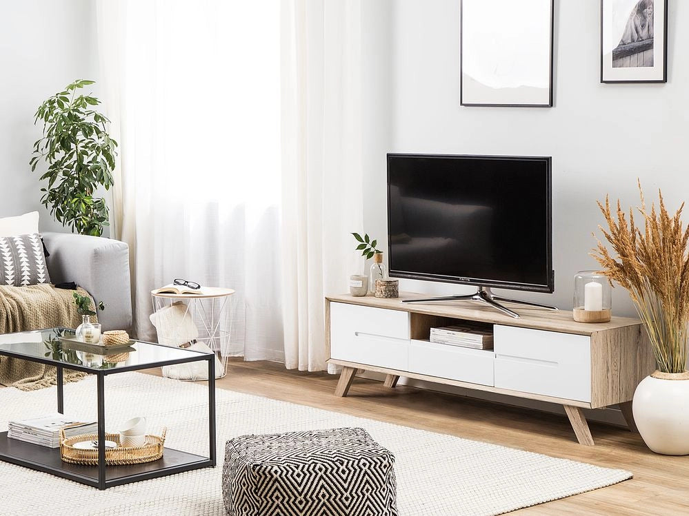 Mobile TV bianco e impiallacciato in legno chiaro per TV fino a 64 pollici con 2 armadi e cassetto