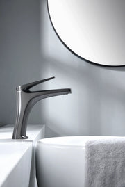 IMEX Miscelatore monocomando per lavabo in ottone finitura black gun metal con cartuccia ceramica Ø28 mm e set 2 flessibili 3-8 inclusi Altezza 168 mm Canna 123 mm Serie DELOS BDD055-1BGM