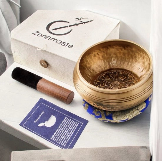 Scaletta di risonanza tibetana per meditazione • Fatta a mano a Bhaktapur (Nepal) • 450 g = 11,5 cm • Box Zen • Papiro nepalese – cuscino per la scalertta di risonanza (metallo antico chakra) – chiodo in legno.