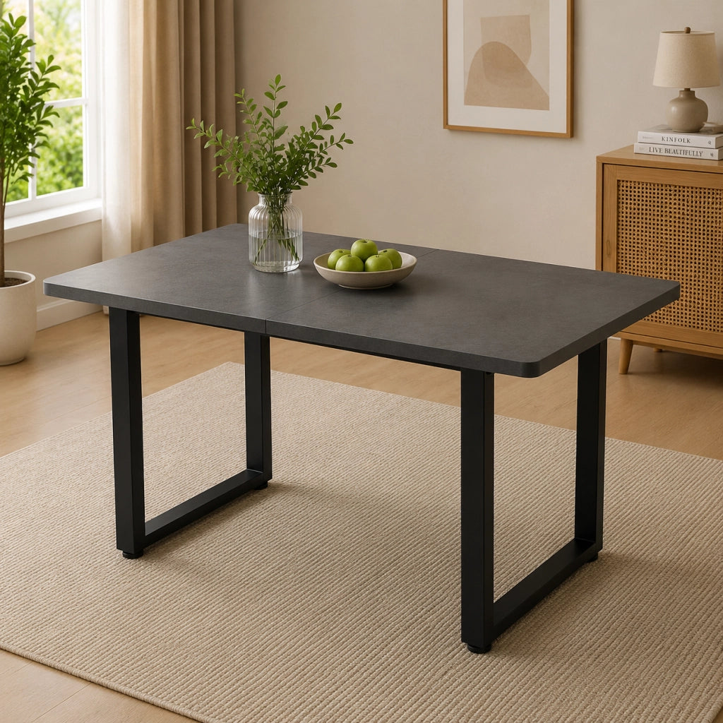 Set tavolo da pranzo e sedie con schienale in rattan; gambe in metallo; truciolato; nero e grigio