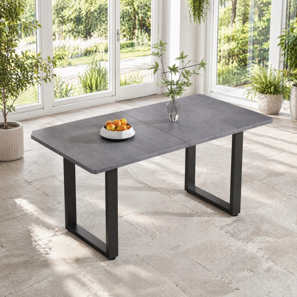 Tavolo da pranzo rettangolare in stile industriale, piano in truciolare, struttura in metallo, grigio/nero