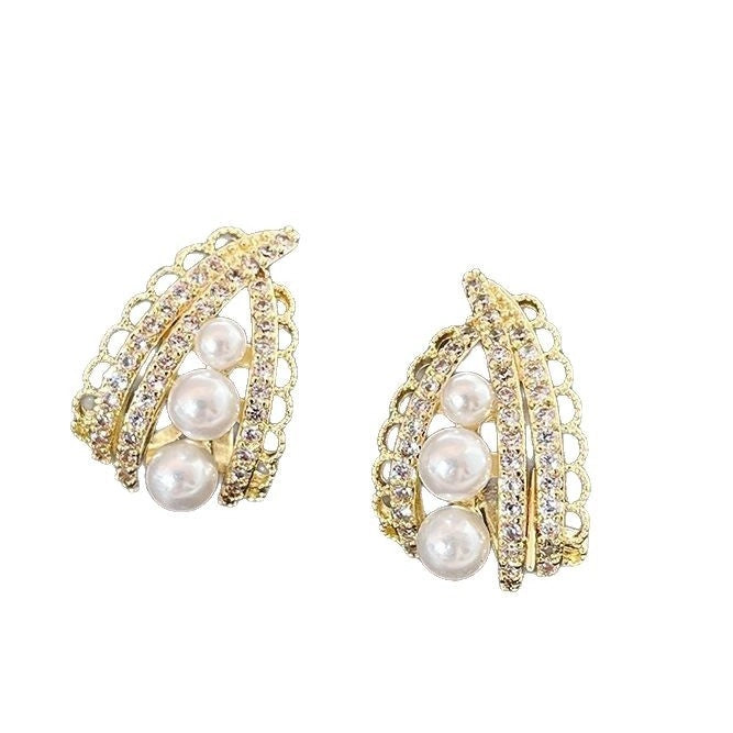 Orecchini a perla con microzirconi ispirati al balletto.