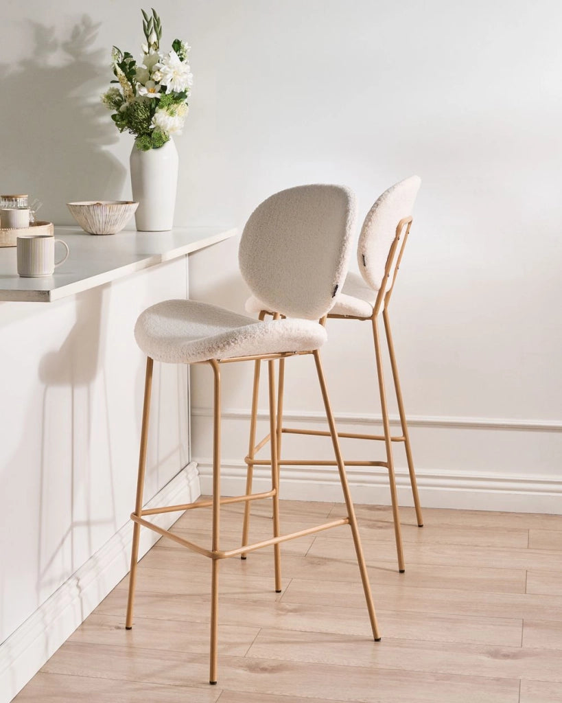 Set di 2 sedie con gambe senza braccioli Bouclè PU Gambe in ferro nero Design contemporaneo e retrò Sedute per la sala da pranzo bianco