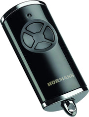 Telecomando Hörmann HSE 4 BS (frequenza 868 MHz, laccato nero, per apriporta da garage con tappi cromati, batterie, dimensioni 28x70x14 mm, con anello portachiavi) 4511561