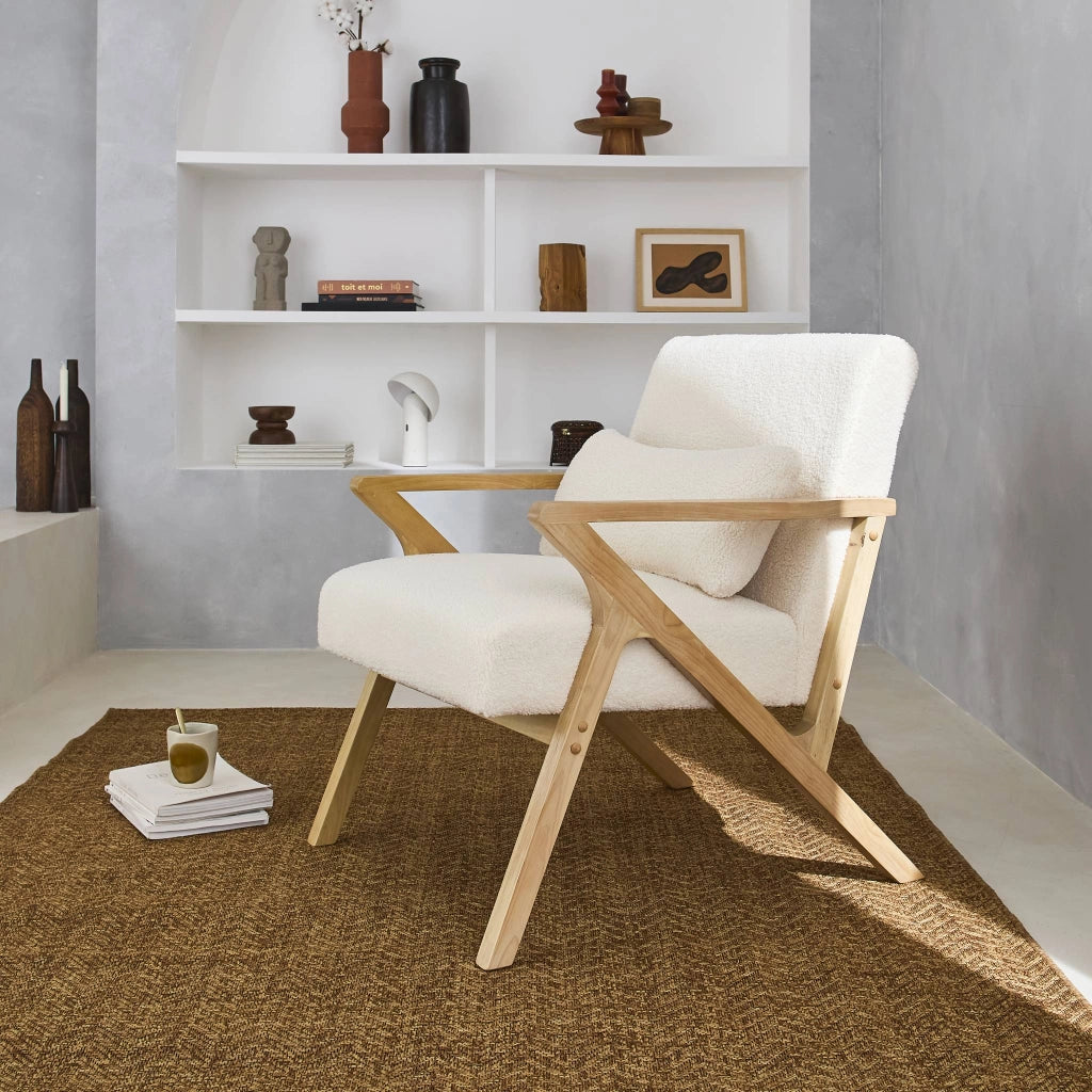 Poltrona scandinava in legno di hevea e bouclé, bianco