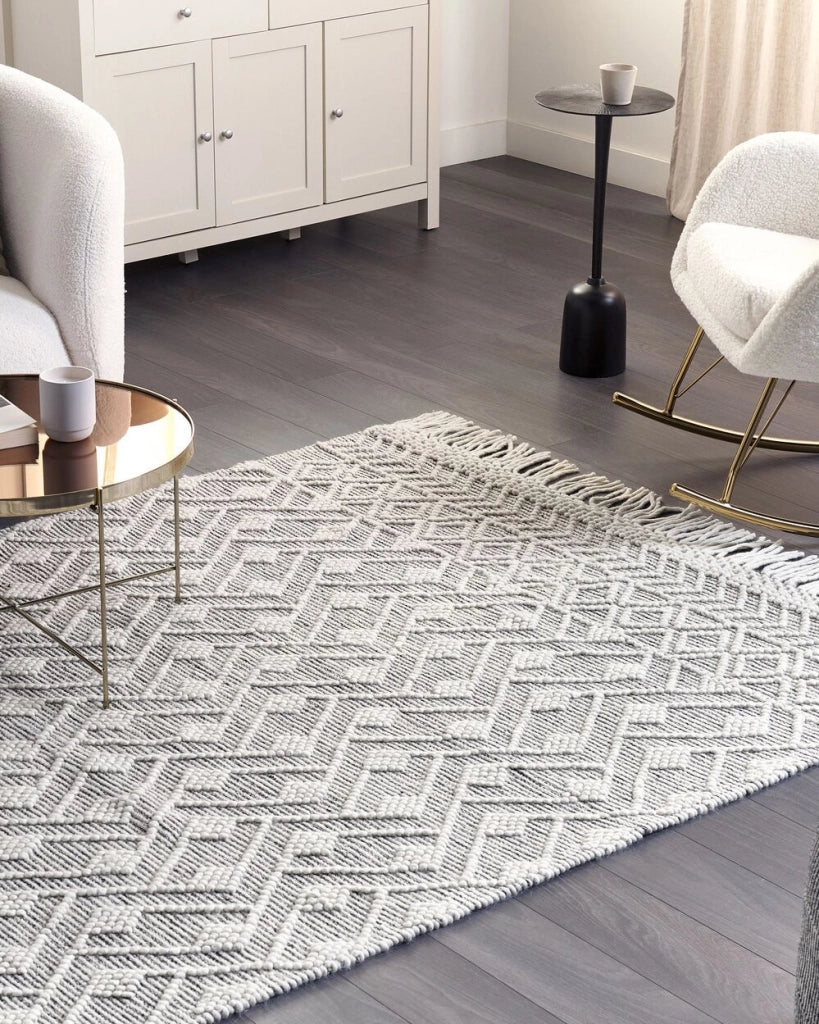 Tappeto in lana e cotone bianco e nero 160 x 230 cm, tessuto a mano a trama piatta con frange e motivo geometrico