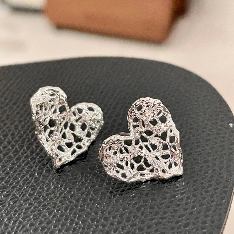 Eleganti orecchini a cuore traforati, perfetti per l'abbigliamento da lavoro.