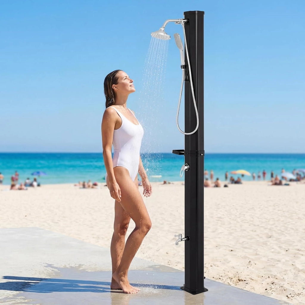 Doccia Solare da Giardino 35L con Soffione Girevole, Doccino e Rubinetto, Doccia da Esterno con Attacco per Tubo, Vassoio Portaoggetti e Copertura Protettiva, Fino a 60°C (Modello 3)