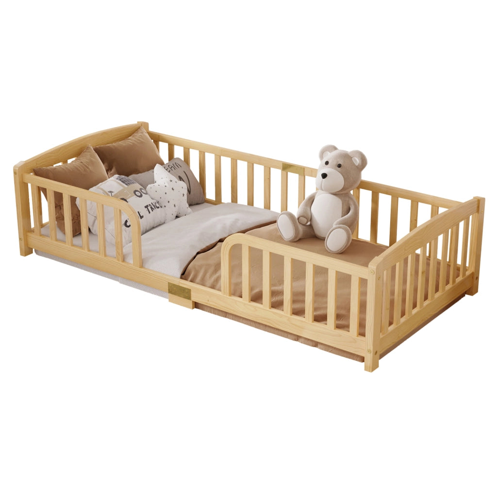 Letto a pavimento 90x200 cm per bambini con sponde di sicurezza in legno naturale