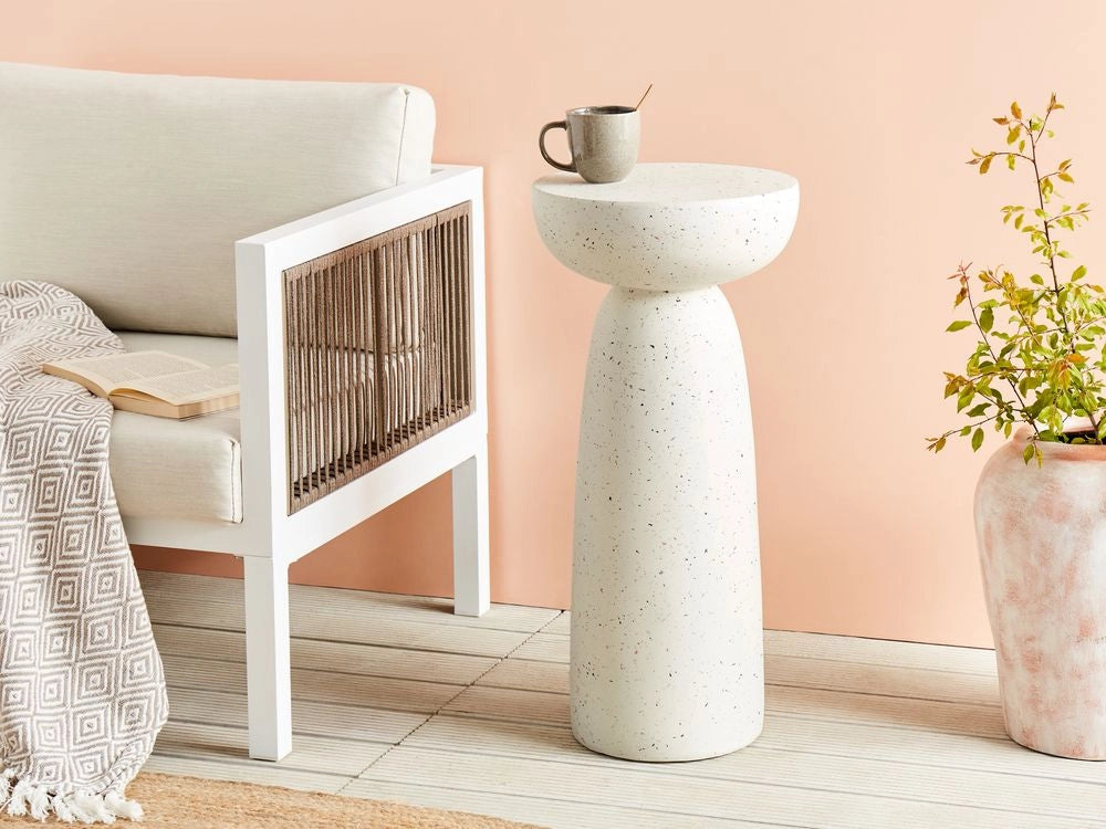 Tavolino d'accento in fibra di vetro MgO di forma rotonda con effetto terrazzo di forma bianca resistente alle macchie UV, alla ruggine, all'acqua e al vento, moderno per il soggiorno all'aperto