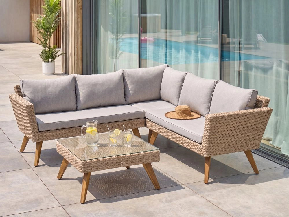 Set da giardino in rattan PE chiaro, divano angolare a 6 posti con cuscini grigi e tavolino da caffè, stile country per esterni