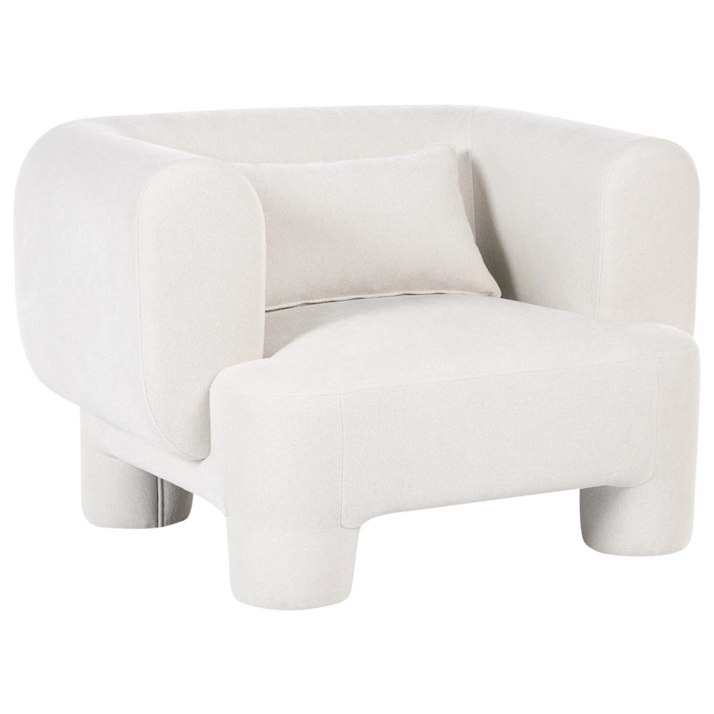 Poltrona in tessuto bianco con rivestimento in peluche, gambe cilindriche e stile organico