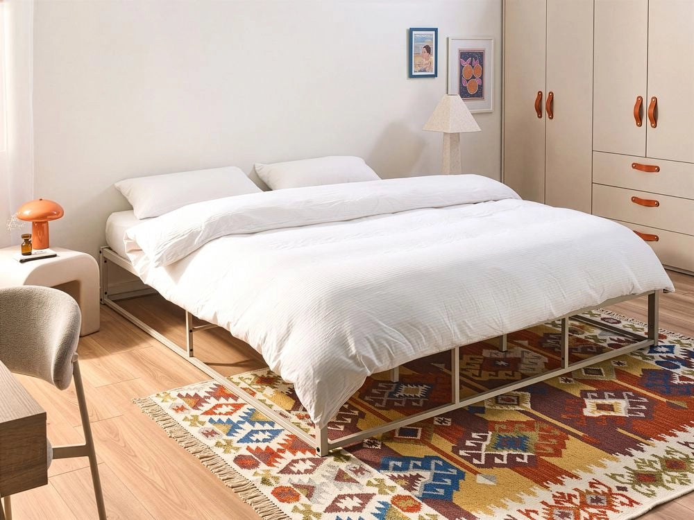 Letto matrimoniale con struttura in metallo, a doghe doppie integrate, senza testiera 180 x 200 cm beige chiaro stile moderno industriale