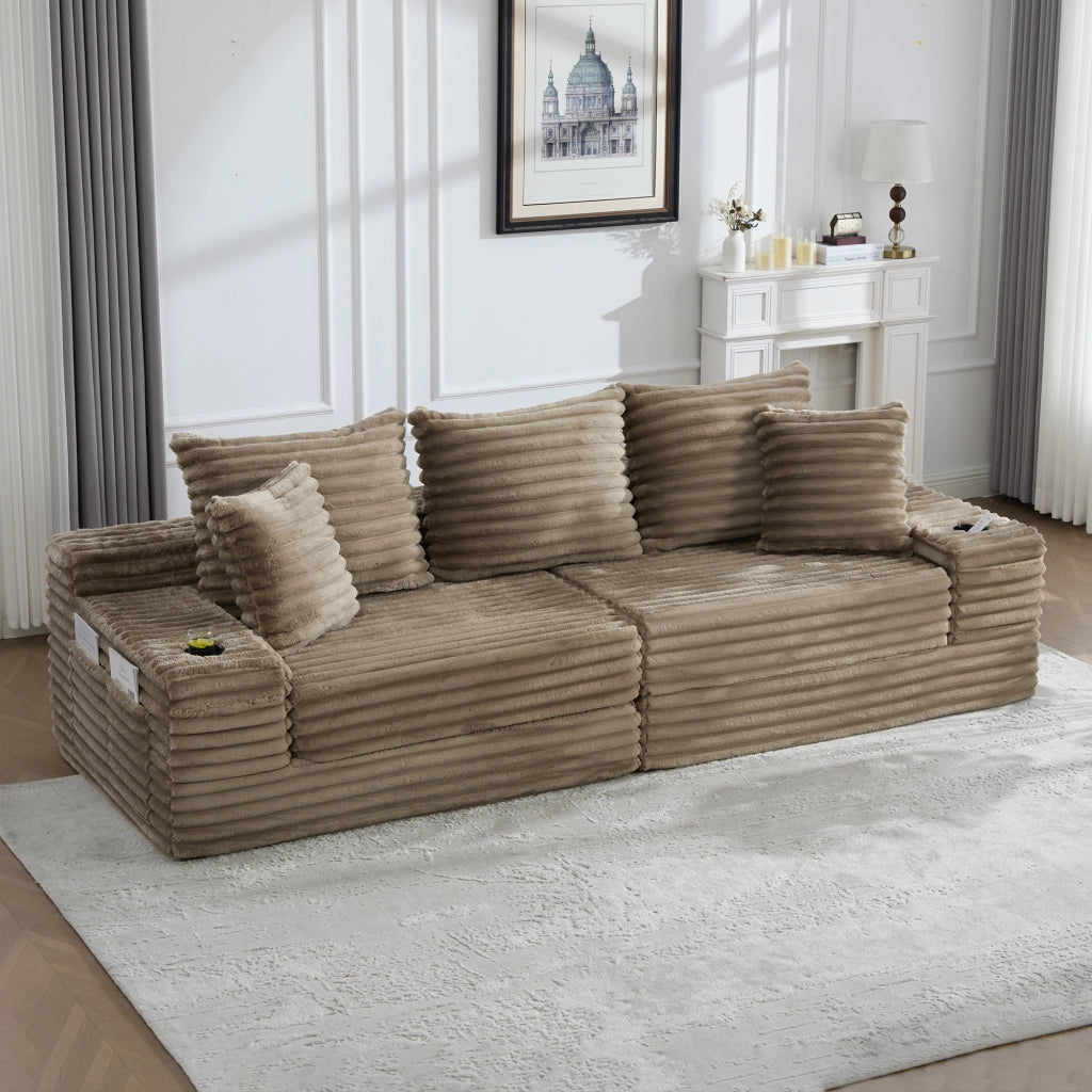 Divano in velluto a coste color khaki, schienale alto, tasche laterali e portabicchieri, modulare e trasformabile in divano letto