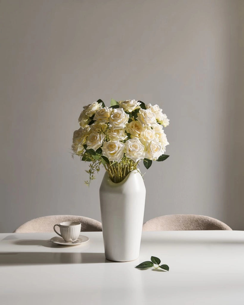 Bouquet di fiori artificiali Rose bianche Composizione decorativa artificiale 55 cm Decorazione da tavolo fatta a mano Soggiorno Sala da pranzo