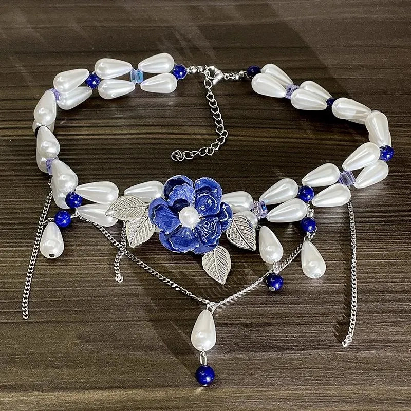 Collana fatta a mano con fiore blu e perla e nappa, regalo di Natale o di compleanno.