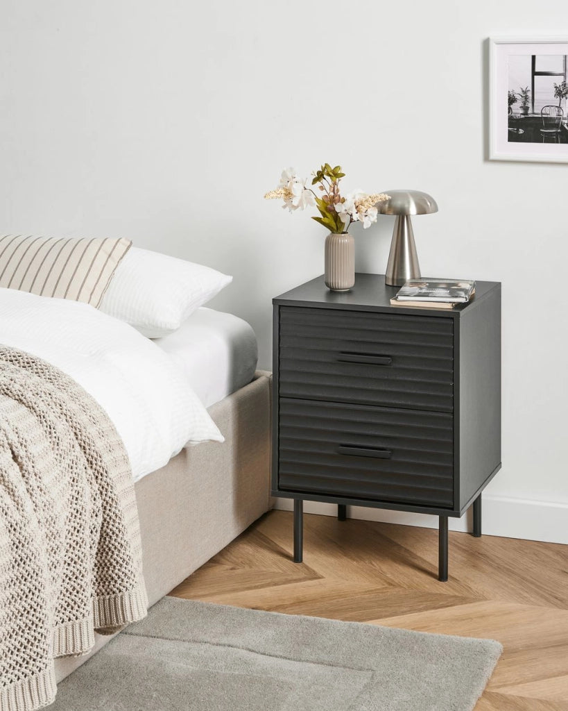 Comodino a 2 cassetti in truciolato nero con gambe in metallo mobile contenitore moderno design scanalato camera da letto