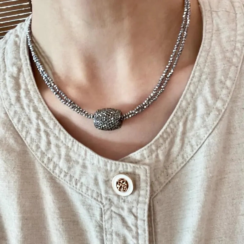 Collana fatta a mano con perline di cristallo nere e grigie, regalo di Natale o di compleanno.