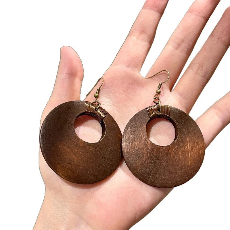 Orecchini rotondi vintage in legno traforato