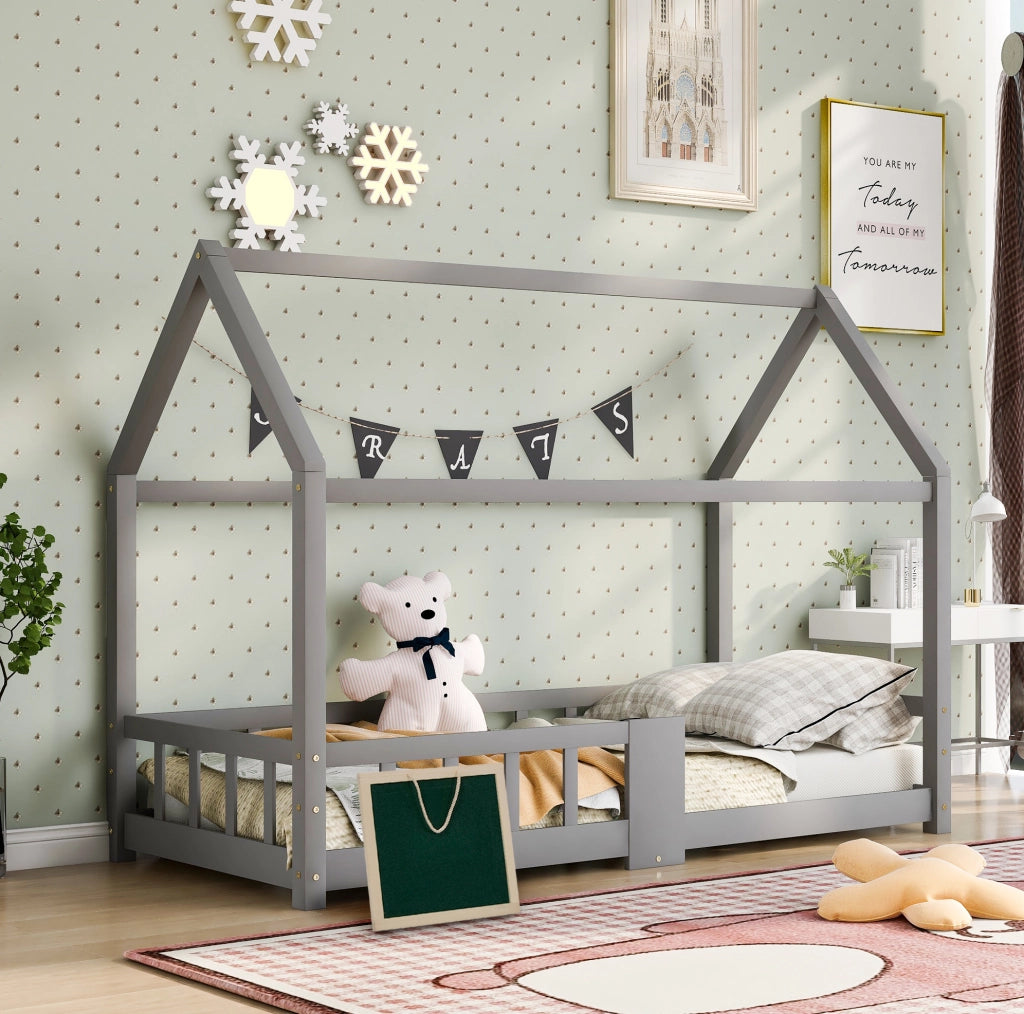Letto a casetta per bambini 90x200 cm in legno di pino grigio; con lavagna e sponda anticaduta