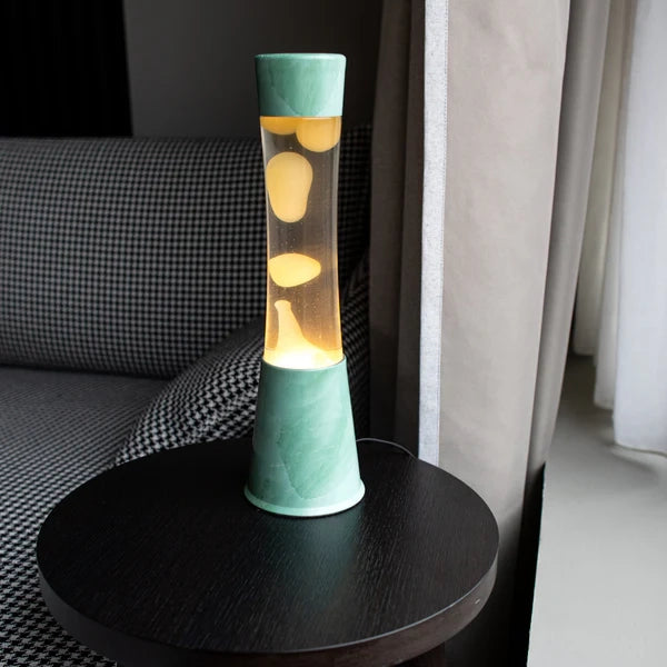 Lampada lava con base in giada, con liquido trasparente e lava color menta.